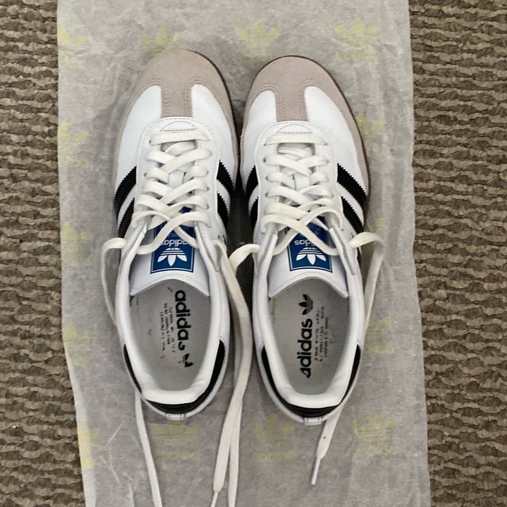 Adidas sambas only worn a couple of times . Simply too big so I had to size down